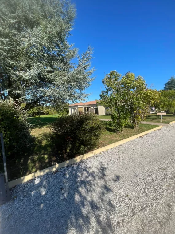 Aux portes de Jonzac, sur la commune de Saint-Simon-de-Bordes, à seulement 2,5 km des Thermes de Jonzac, découvrez une propriété calme et arborée proposant quatre gîtes confortables, avec la possibilité d’en louer plusieurs pour séjourner entre amis. Jonzac, LA MAJOR Conciergerie