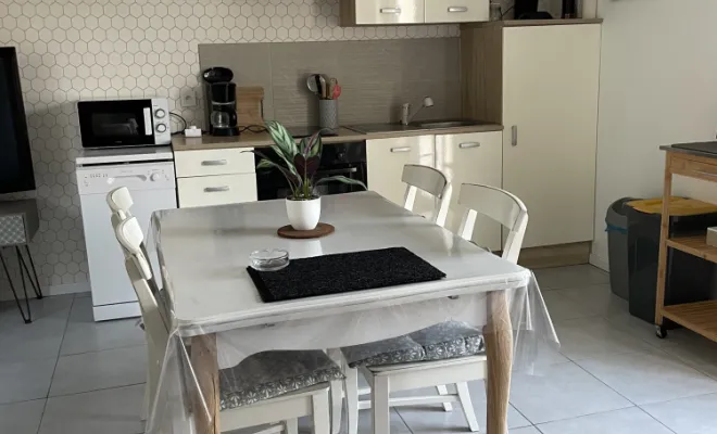 espace repas Laurier Résidence Chez Dom’s, 4 gîtes pour curistes ou vacanciers à Jonzac, LA MAJOR Conciergerie