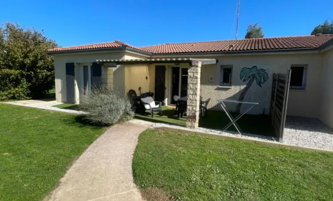 Mimosa façade Résidence Chez Dom’s, 4 gîtes pour curistes ou vacanciers à Jonzac, LA MAJOR Conciergerie