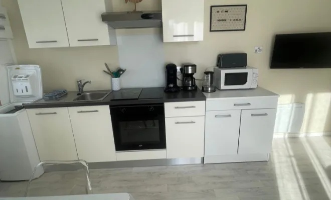 cuisine tout confort Cerisier Chez Dom’s, 4 gîtes pour curistes ou vacanciers à Jonzac, LA MAJOR Conciergerie