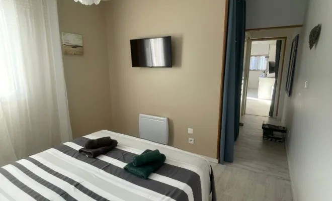 Chambre Cerisier Chez Dom’s, 4 gîtes pour curistes ou vacanciers à Jonzac, LA MAJOR Conciergerie