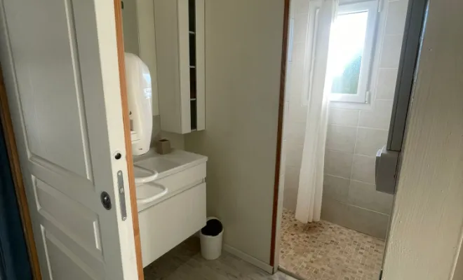 Salle d'eau Cerisier douche à l'italienne Chez Dom’s, 4 gîtes pour curistes ou vacanciers à Jonzac, LA MAJOR Conciergerie